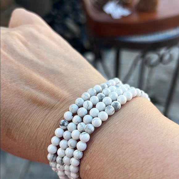 Howlite Beaded 4mm Bracelet - Picture 2 of 3